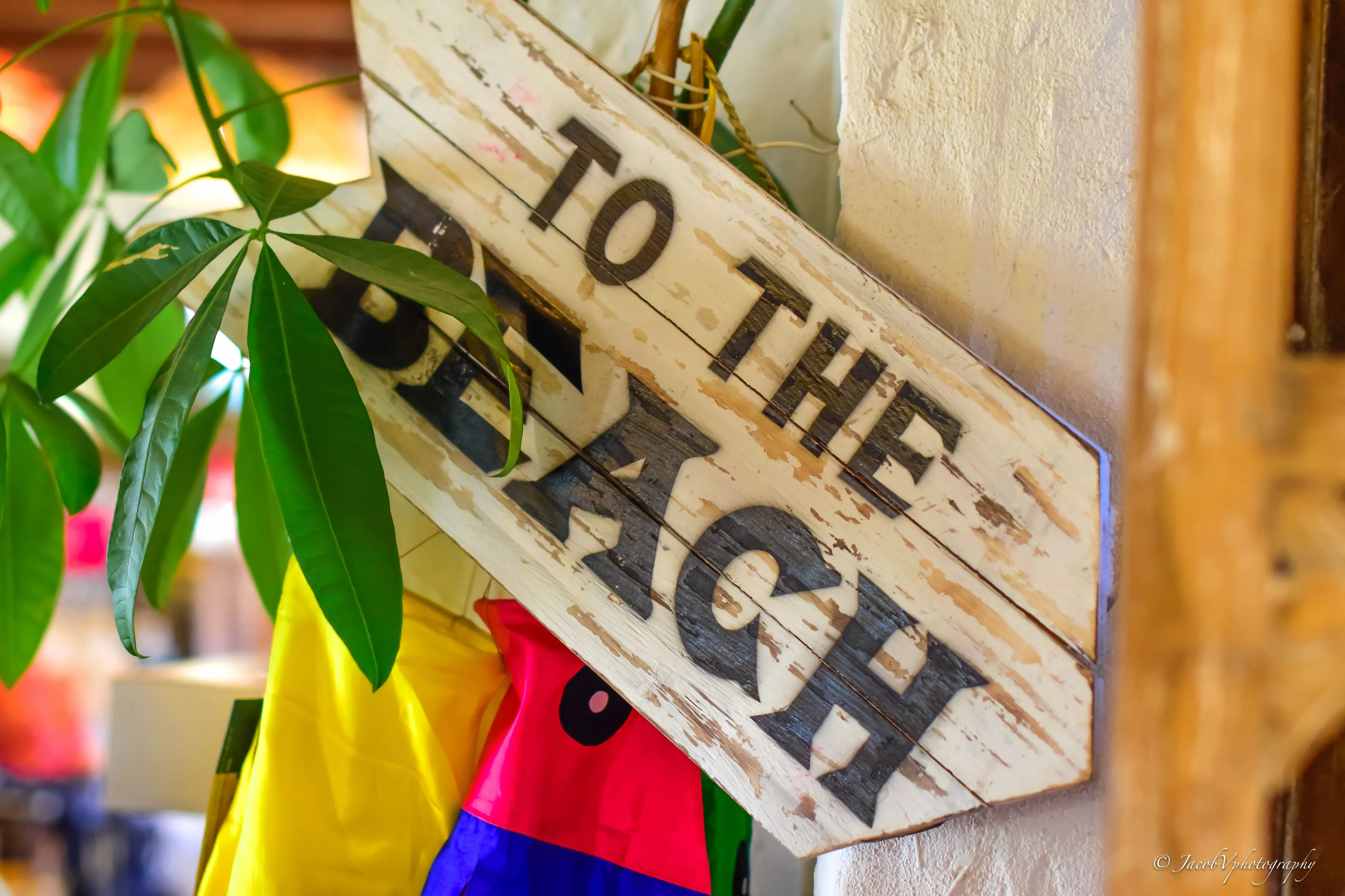 "To the beach" sign